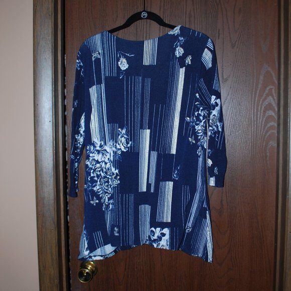 3/$30 - Navy, White & Gold Peekaboo Top - L - Picture 7 of 13